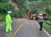 Tanah Longsor Tutup Akses Jalan Kabupaten Solok-Solsel