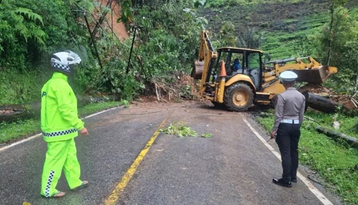 Tanah Longsor Tutup Akses Jalan Kabupaten Solok-Solsel