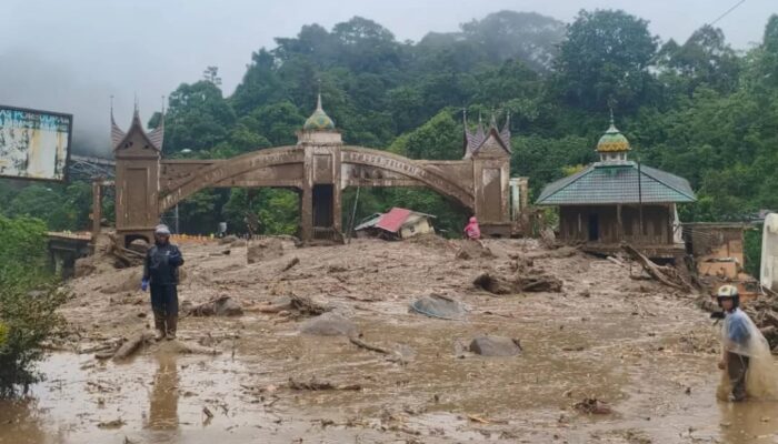Longsor Besar, Akses Padang-Bukittinggi Via Lembah Anai Ditutup