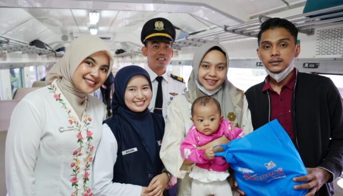 Peringati Hari Pahlawan 2025, KAI Divre II Sumbar Gelar Kegiatan Sapa Pelanggan