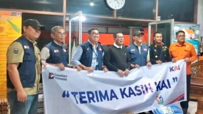 KAI Divre II Sumbar Salurkan Bantuan Awal untuk Warga Sumbar Terdampak Banjir