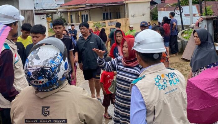 Terdampak Banjir, YBM PLN UP3 Padang Salurkan Bantuan