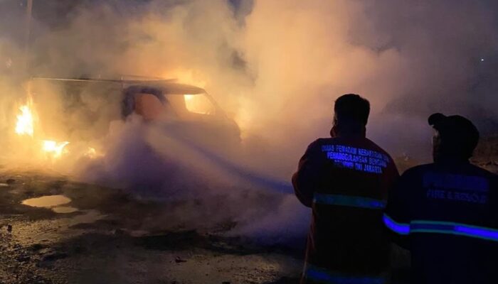 Grand Max Mengangkut Puluhan Galon Berisikan Solar Ilegal Terbakar