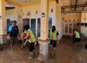 Warga Mulai Bersihkan Rumah dan Lingkungan dari Genangan Lumpur