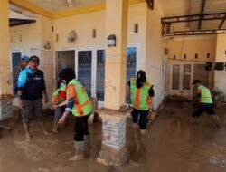 Warga Mulai Bersihkan Rumah dan Lingkungan dari Genangan Lumpur