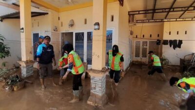 Warga Mulai Bersihkan Rumah dan Lingkungan dari Genangan Lumpur