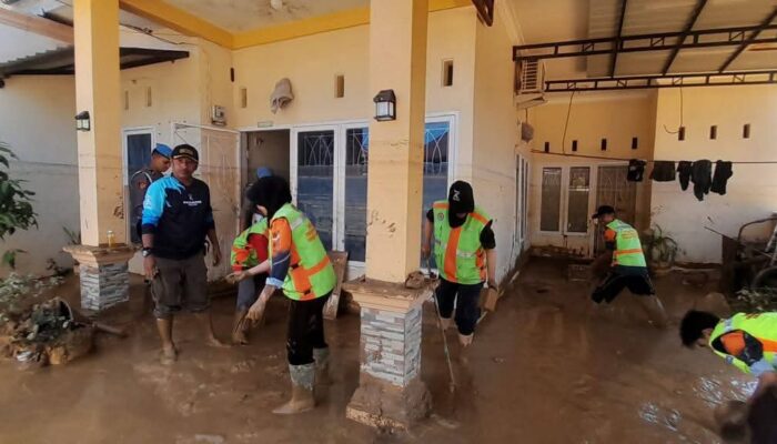 Warga Mulai Bersihkan Rumah dan Lingkungan dari Genangan Lumpur