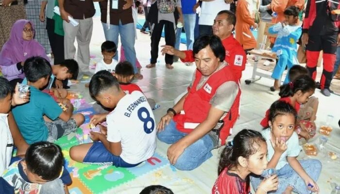 Kehadiran Komeng, Bikin Tawa Korban Bencana ”Meledak”