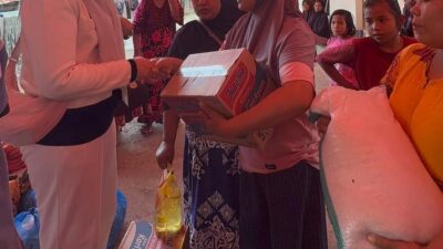 TP PKK Salurkan Bantuan ke Warga Terdampak Bencana di Kecamatan Junjung Sirih