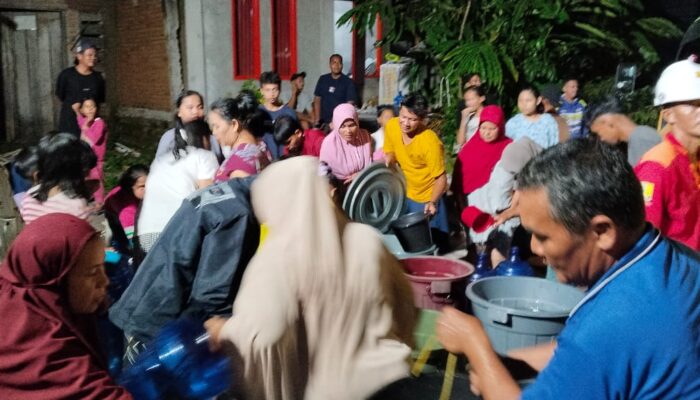 Bantu Masyarakat Terdampak, Pemkab Padang Pariaman Distribusikan Air Bersih ke Warga