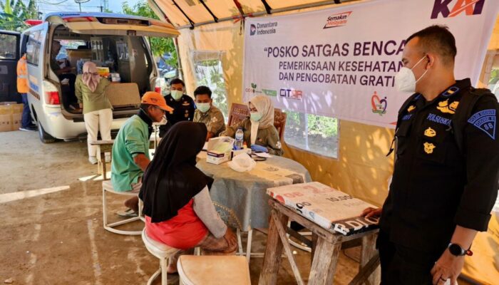 KAI Divre II Sumbar Berikan Pemeriksaan Kesehatan Gratis bagi Warga Terdampak Banjir