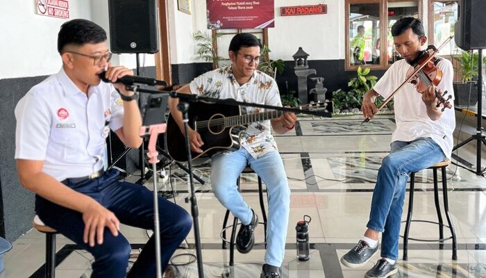 Suguhkan Live Music di Stasiun Padang, Hadirkan Suasana Berbeda di Masa Nataru