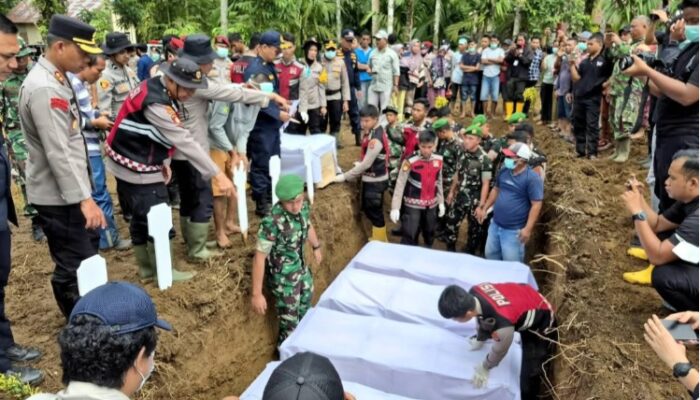 10 Jenazah Korban Bencana Longsor dan Banjir Bandang Dimakamkan
