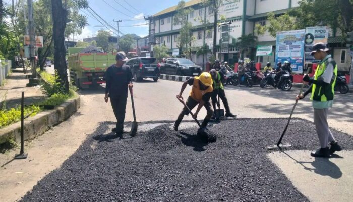 Banyak Jalan Berlubang Pascabanjir, Ancam Keselamatan Pengendara