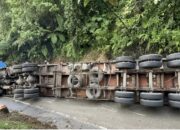 Truk Beroda 22 Terguling, Jalan Sitinjau Lauik Macet Panjang