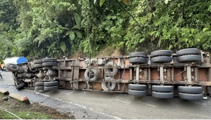 Truk Beroda 22 Terguling, Jalan Sitinjau Lauik Macet Panjang