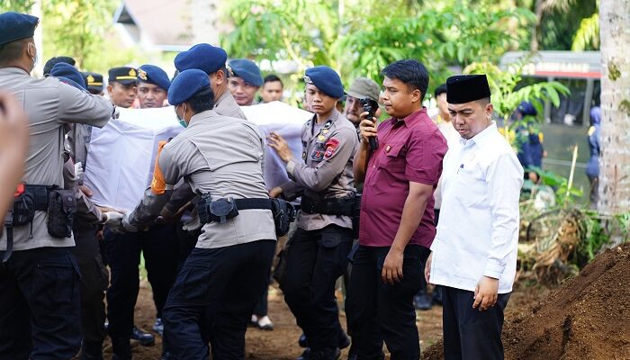 Enam Korban Galodo Salareh Aia Dimakamkan di TPU Pemkab Agam