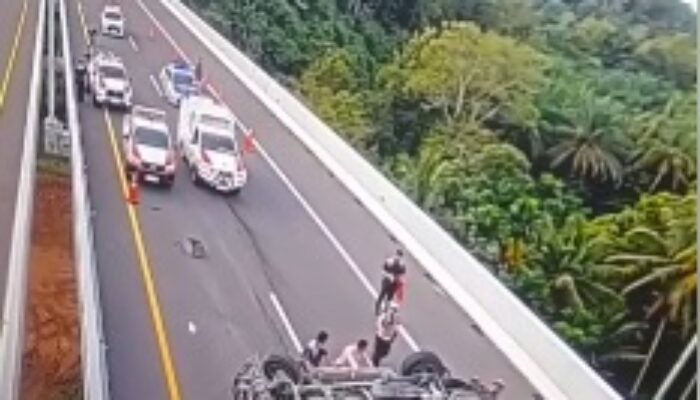 Minibus Pajero Sport Terbalik di Tol Padang-Sicincin, Pengemudi Mengalami Luka-Luka