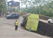 Truk Angkut Batu Bara Rebah Kuda, Arus Lalu Lintas Padang-Solok Macet