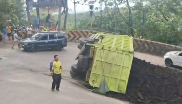 Truk Angkut Batu Bara Rebah Kuda, Arus Lalu Lintas Padang-Solok Macet