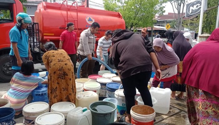 Krisis Air Pasca Banjir Bandang Masih Mendera Warga Kota Padang