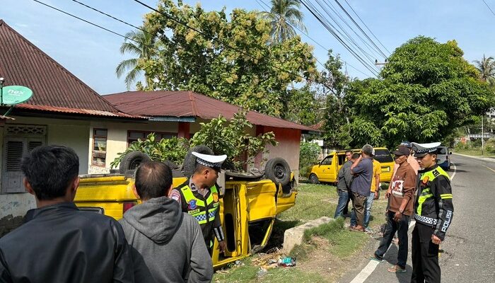 Akibat Pecah Ban, Mobil Angkutan Umum Bermuatan 13 Pelajar Terbalik