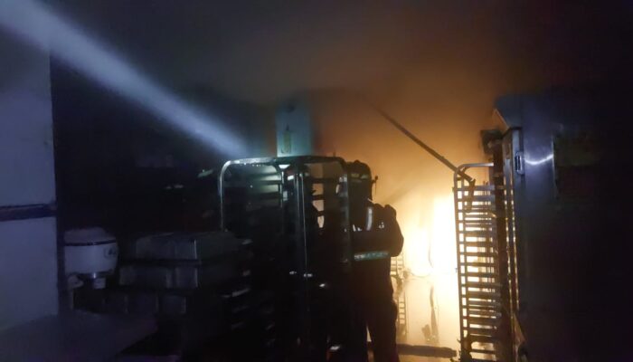 Ruko Indonesian Bakery di Jalan Thamrin Padang Hangus Terbakar