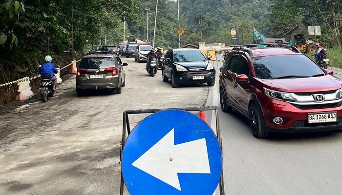 Perbaikan Jalan, Arus Lalin Depan Pos Lantas Kawasan Lembah Anai Dialihkan