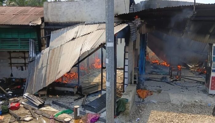 Dua Rumah di Simpang Tigo Pasbar, Hangus Dilahap Si Jago Merah