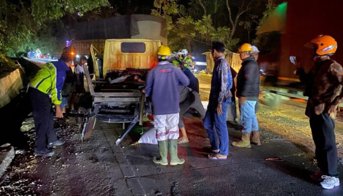 Mobil Box dan Truk Mengalami Kecelakaan di Sitinjaulauik