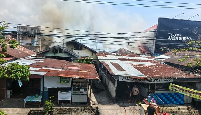 Rumah Makan Ampera dan Tiga Hunian Terbakar