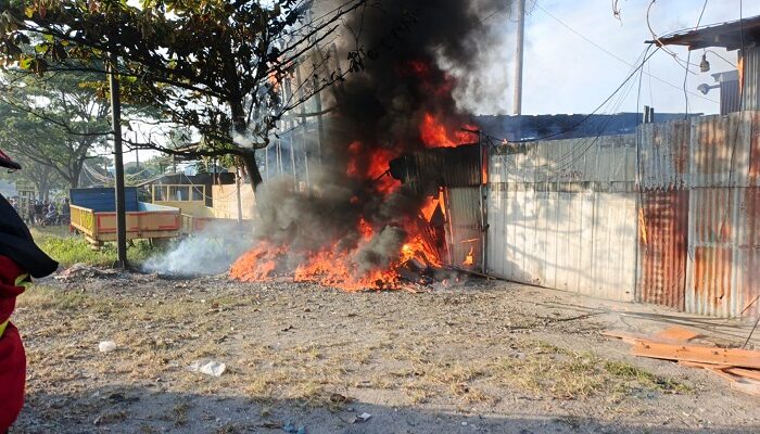 Gudang Rongsokan Terbakar, Kerugian Material Capai Rp150 Juta