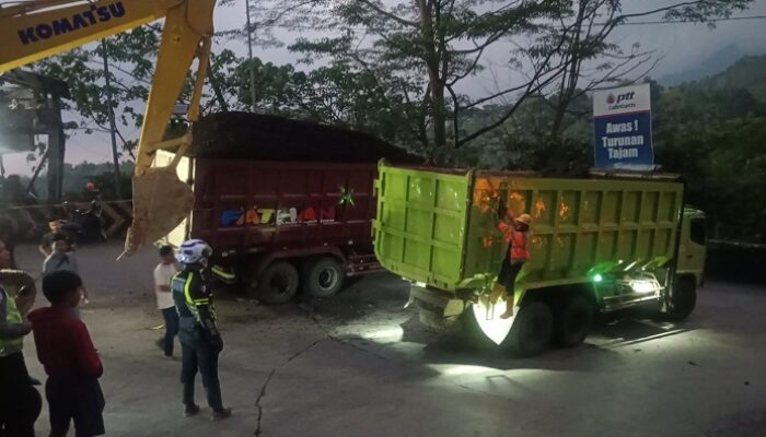 Truk Batu Bara Rusak, Jalur Padang-Solok Buka Tutup