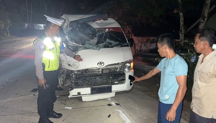 Toyota Hiace Hantam Truk Hino, Lima Orang Luka-luka