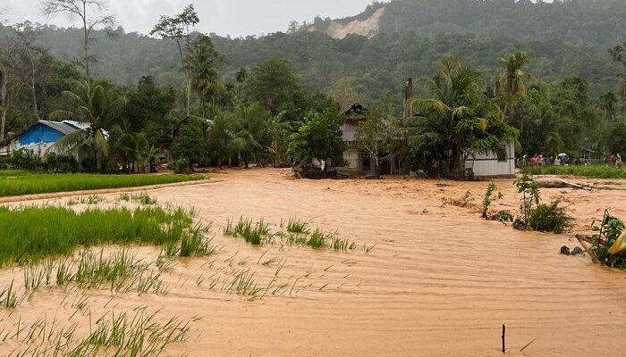 Hujan Deras, Pasar Lalang Kuranji Dilanda Banjir