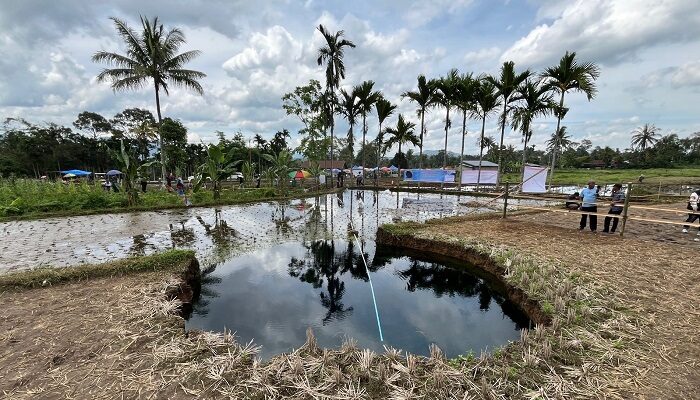 Minat Warga Mengambil Air Sinkhole Berkurang