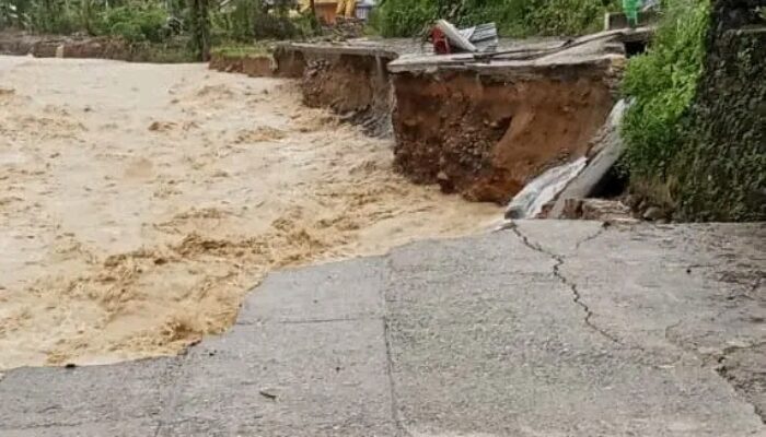 Akses ke Batu Busuk Putus, Banjir Hantam Kelurahan Kapalo Koto