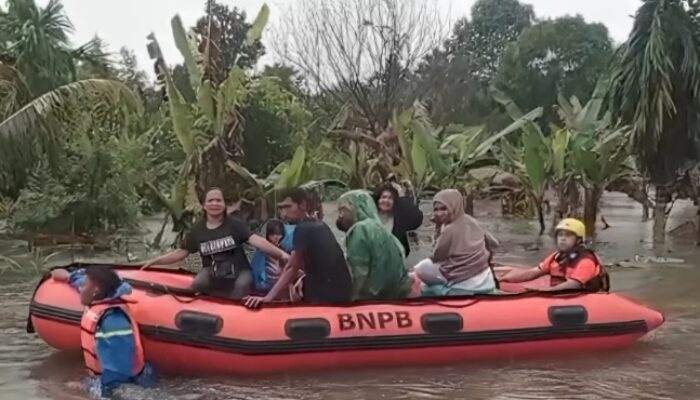 Banjir, BPBD Evakuasi Delapan Warga Dadok Tunggul Hitam ke Masjid