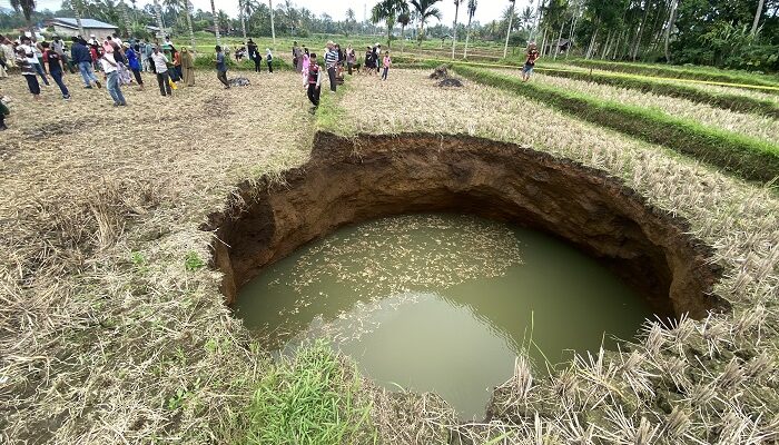 Fenomena Sinkhole Muncul, Warga Diimbau Jauhi Lokasi