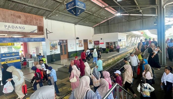 Hari Pertama Operasional, Tempat Duduk KA Lembah Anai Nyaris Terjual Habis
