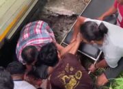 Hilang Kendali, Mobil Box Timpa Lansia saat Hendak Keluar Rumah