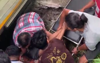 Hilang Kendali, Mobil Box Timpa Lansia saat Hendak Keluar Rumah