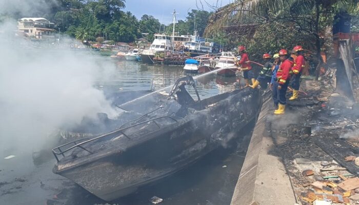 Tiga Speedboat di Kawasan Batang Arau Padang Hangus Terbakar