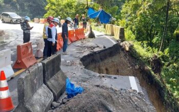 Jalan Lembah Anai KM 66.700 Terban, Cuma Bisa Dilalui Satu Jalur