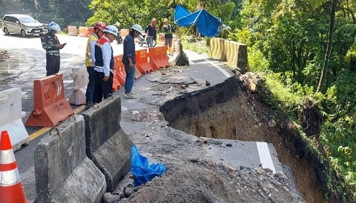 Jalan Lembah Anai KM 66.700 Terban, Cuma Bisa Dilalui Satu Jalur