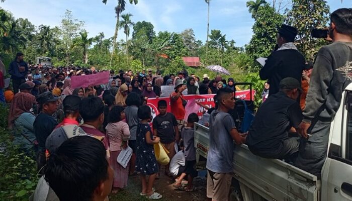 Tolak Aktivitas Tambang di Kasang, Warga Blokir Akses Masuk