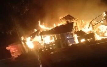 Tiga Warung Nasi di Depan RSUD Arosuka Hangus Terbakar