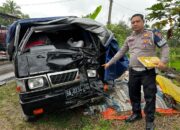 Satu Keluarga Luka-luka, Pick Up Tabrak Truk Tronton