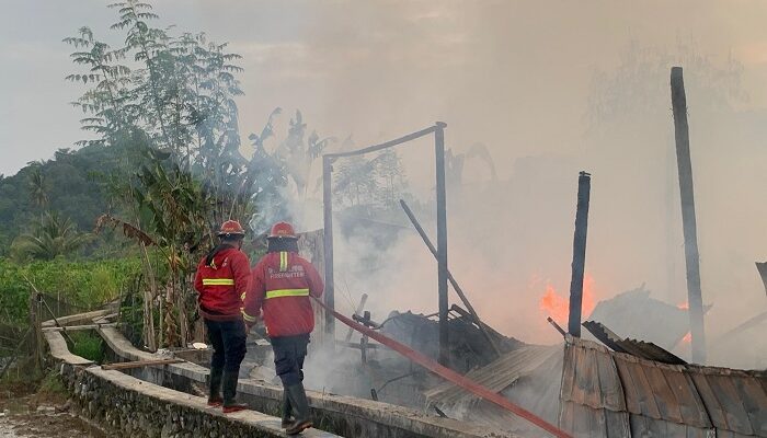 Satu Orang Mengalami Luka Bakar, Kebakaran Hanguskan Rumah, Warung, dan Mobil