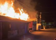 Diduga Akibat Ledakan Listrik, Dua Kedai Kayu Hangus Terbakar